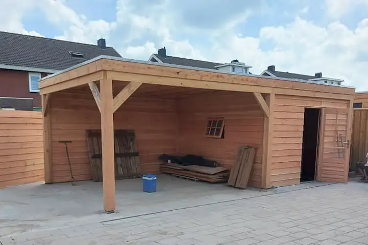 tuinhuis laten plaatsen met overkapping