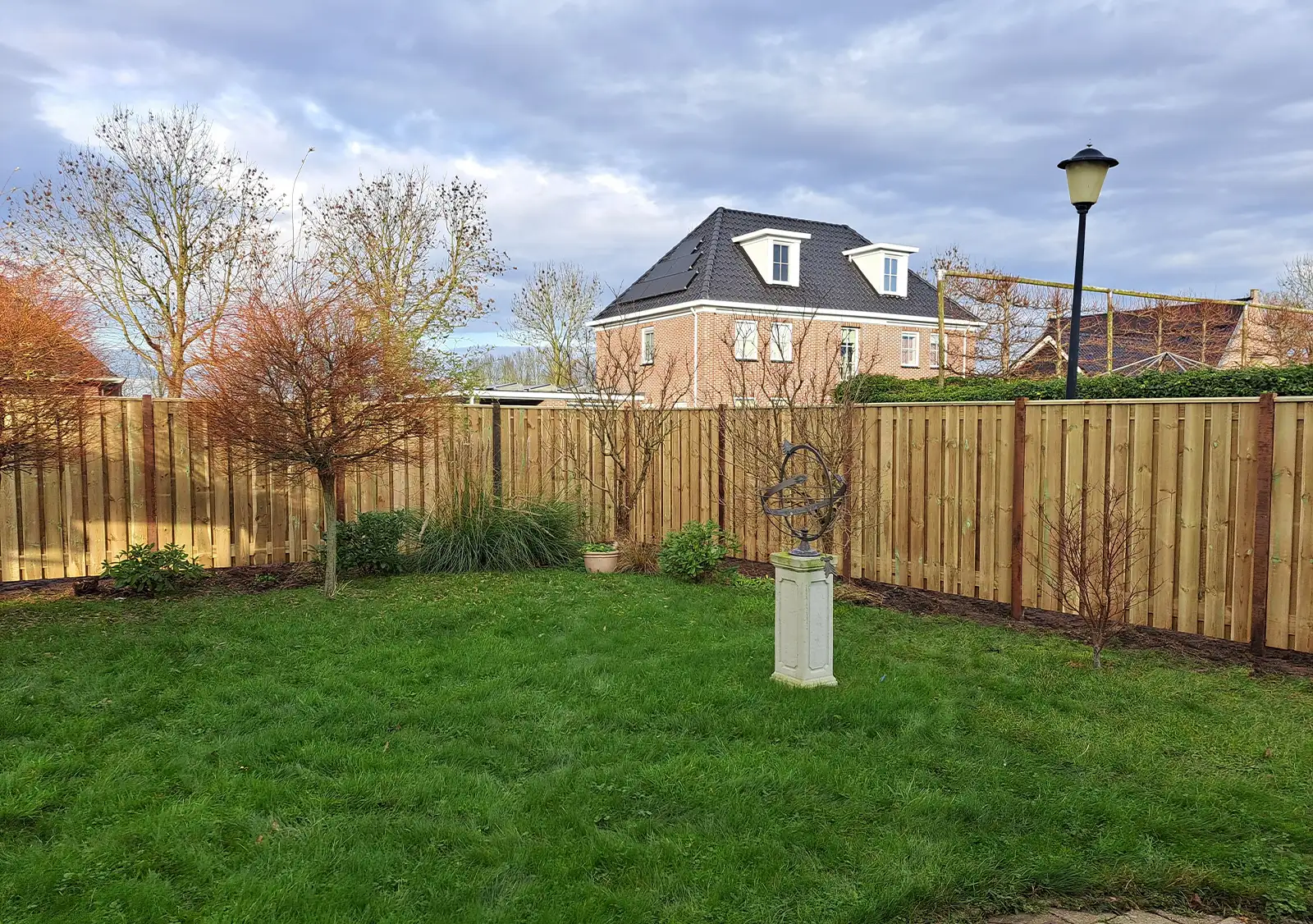 Houten schutting voor in de tuin