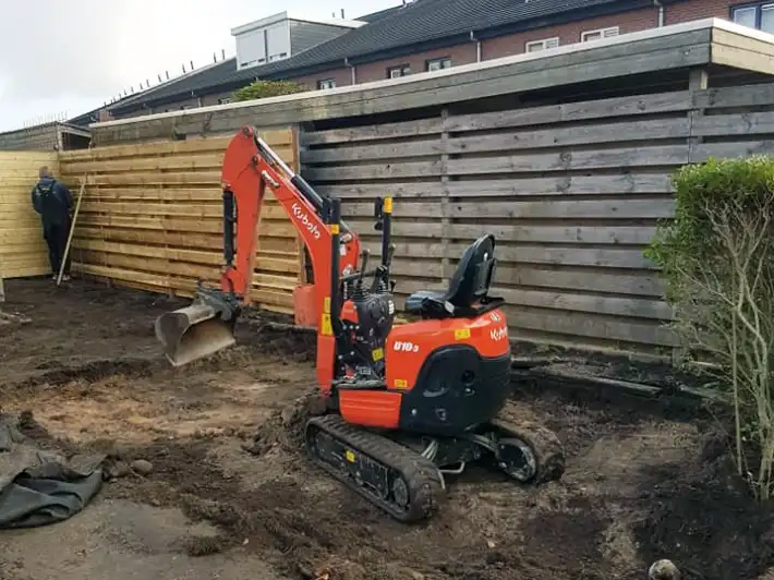 Minigraver graafmachine in tuin