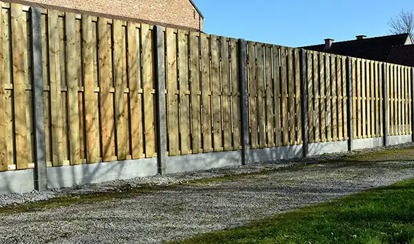 schutting laten plaatsen betonnen palen