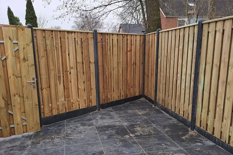 schutting met tuinhek plaatsen