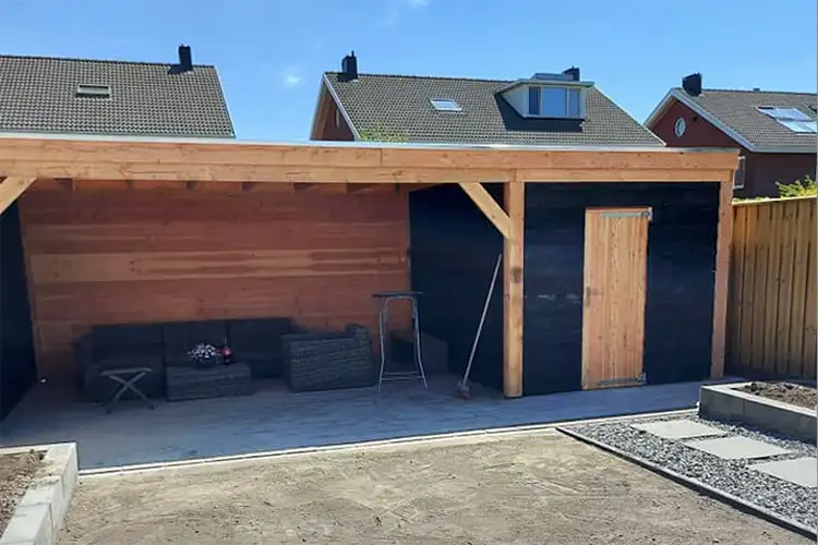 tuinhuis met overkapping laten plaatsen